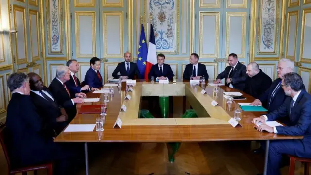 ウクライナ和平についてフランス大統領府で会談するアメリカ、フランス、ドイツ、イギリス、ウクライナの各国代表（17日、パリ）
