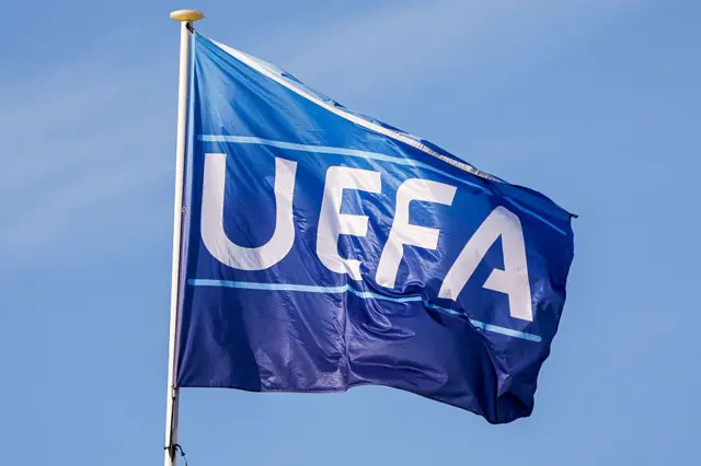 Una bandera ondeante de la UEFA