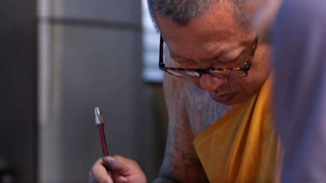 พระสักยันต์ให้ฆราวาสในสำนัก