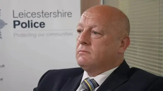 इंस्पेक्टर मार्क पैरिस.