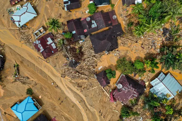 Foto udara Suasana bencana banjir dan tanah longsor di Kelurahan Huta Nabolon, Kecamatan Tukka,Tapanuli Tengah, Sumatera Utara, Minggu (7/12/2025). 