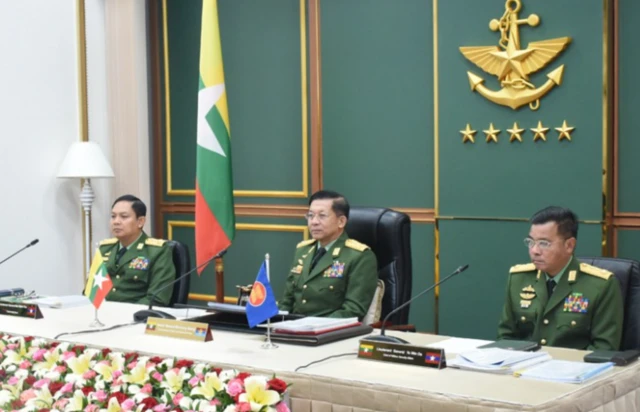 ဗိုလ်ချုပ်မှူးကြီးမင်းအောင်လှိုင်၊ စရခချုပ် ဒုတိယဗိုလ်ချုပ်ကြီးရဲဝင်းဦးတို့နဲ့ အတူတွေ့ရတဲ့ ဒုတိယဗိုလ်ချုပ်ကြီး မိုးမြင့်ထွန်း