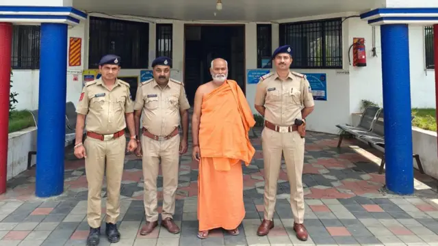 બીબીસી ગુજરાતી વલસાડ પોલીસ લૂંટ વારાસણી સાધુ ક્રાઈમ ગુજરાત સાધુ