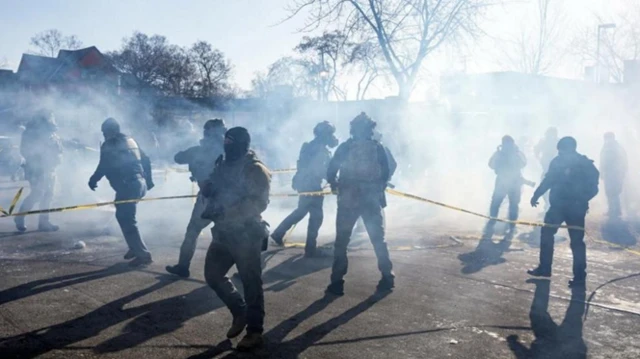 фигуры людей в форме в дыму