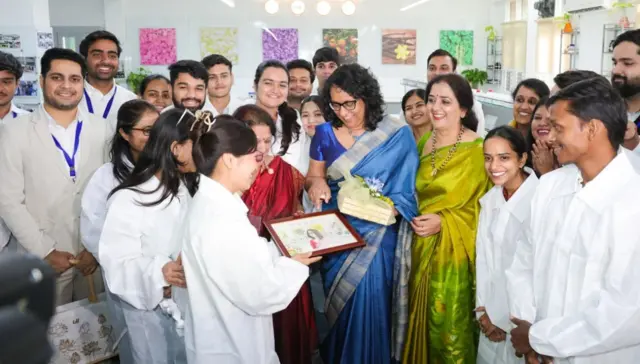 මේ අතර, දිල්ලි හින්දු විද්‍යාලයේ ආදි ශිෂ්‍යාවක වන අග්‍රාමාත්‍ය හරිනි අමරසූරිය, මෙම සංචාරය අතරතුර ඇය ඉගෙනුම ලැබූ දිල්ලියේ පිහිටි හින්දු විද්‍යාලයේ පැවති උත්සවයකට එක්වෙමින් දේශනයක් ද පැවැත්වීය. 