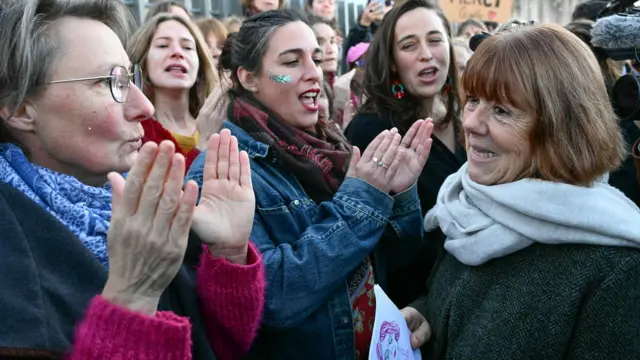Жизель Пеліко біля будівлі суду в Авіньйоні зустрічають натовпи прихильниць