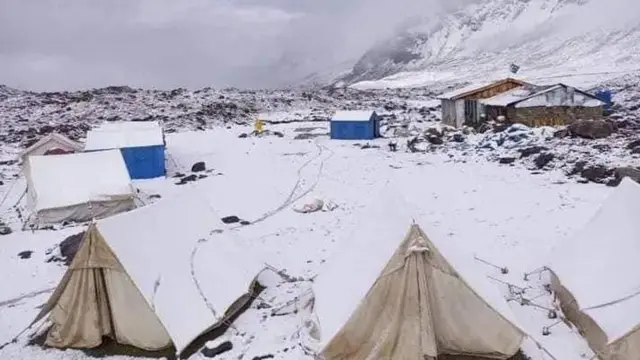 شیندور پاس میں پولو کھیل کے لیے نصب خیمے برف سے ڈھکے ہیں 