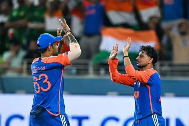 දක්ෂ පන්දු යැවීමක නිරත වූ කුල්දීප් යාදව් ලකුණු 30කට කඩුලු 4ක් දවා ගත්තේය.