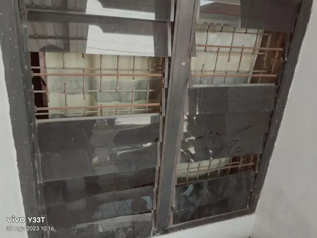 Kaca di rumah kontrakan yang dihuni Juni Anton Zai dan keluarganya pecah setelah dilempar oleh pelaku pada Selasa (29/8)