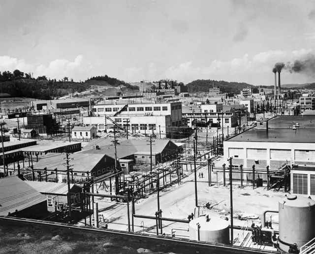 যুক্তরাষ্ট্রের টেনেসির ক্লিনটন ইঞ্জিনিয়ার ওয়াকর্স। ম্যানহাটন প্রোজেক্ট পরিচালিত এই কারখানাতেই তৈরি হয়েছিল জাপানের ওপরে বর্ষিত পারমানবিক বোমা দুটি