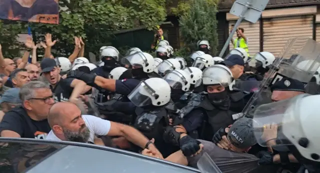 antivladini demonstranti i policija, policija grupa antivladine demonstrante, sukob policije i antivladinih demonstranata u ulici na Voždovcu dok je prolazila kolona pristalica SNS u kojoj je bio i Vučić