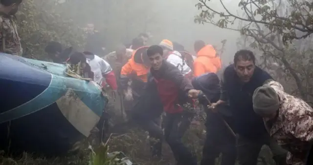 İran'da arama kurtarma ekipleri, Cumhurbaşkanı Reisi'nin de içinde bulunduğu helikopterin enkazını bulurken