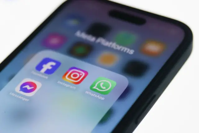 Un celular con aplicaciones de Meta