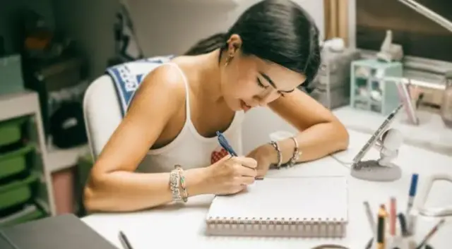 ડૉકટર, બીબીસી, ગુજરાતી
ડૉક્ટરે લખેલા દવાનાં પ્રિસ્ક્રિપ્શનના અક્ષરો લોકો કેમ વાંચી શકતા નથી?
ડૉક્ટર, મેડિકલ, અક્ષર, પ્રિસ્ક્રિપ્શન, બીબીસી ગુજરાતી, મેડિકલ સ્ટોર, અક્ષરોનું વિજ્ઞાન