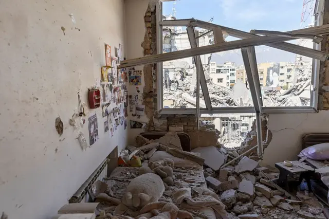 ਤੇਹਰਾਨ ਵਿੱਚ ਹੋਏ ਹਮਲਿਆਂ 'ਚ ਨੁਕਸਾਨਿਆ ਗਿਆ ਇਹ ਕਮਰਾ ਕਿਸੇ ਬੱਚੇ ਦਾ ਲੱਗਦਾ ਹੈ