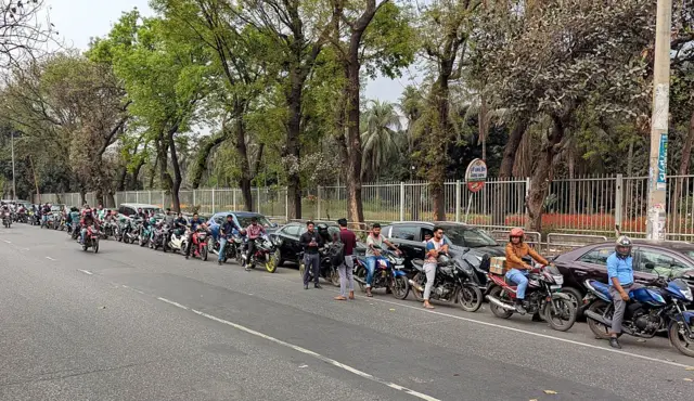 পেট্রল পাম্পের সামনে গাড়ি ও বাইকের এমন দীর্ঘ লাইন বেশ কিছুদিন ধরেই চোখে পড়ছে