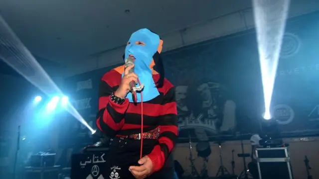 Vokalis band Sukatani, Novi Chitra Indriyati, menyanyikan lagu hitnya saat tampil pada konser Crowd Noise di Slawi, Kabupaten Tegal, Jawa Tengah, Minggu (23/02) 