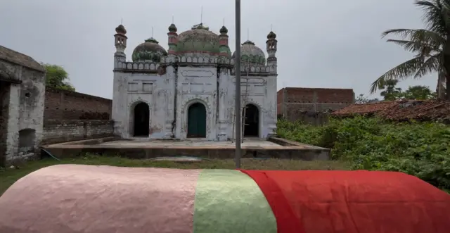 माड़ी गांव की सैकड़ों बरस पुरानी मस्जिद जिसे तीन दोस्तों ने मिलकर संरक्षित किया है