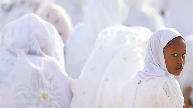 Mabiya Addinin Islama da suka yi ado da fararen kaya na gudanar da a addu'o'i