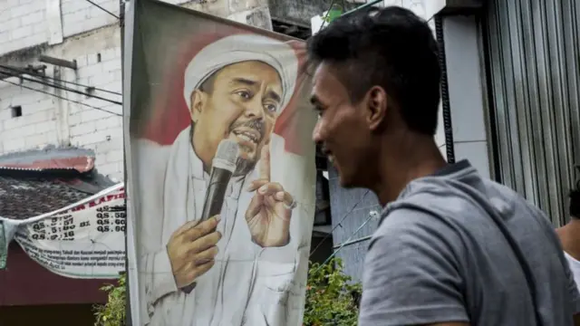 Baliho bergambar Rizieq Shihab di sebuah sudut jalan di Jakarta.