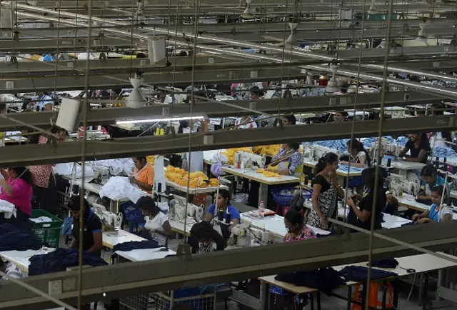 බස්නාහිර පළාත තුළ පවතින අපනයන සැකසුම් කලාප තුනක් වන කටුනායක, බියගම සහ වතුපිටිවල කලාපවල සේවය කරන අවිධිමත් ශ්‍රමිකයන් (මෑන් පවර් සේවකයන්) මුහුණ දෙන ගැටලු පිළිබඳව තොරතුරු විශ්ලේෂණය කර සකස් කරන ලද මෙම වාර්තාව "අසාධාරණයේ හුය (Threads of Injustice)" ලෙස නම් කර තිබුණි. 