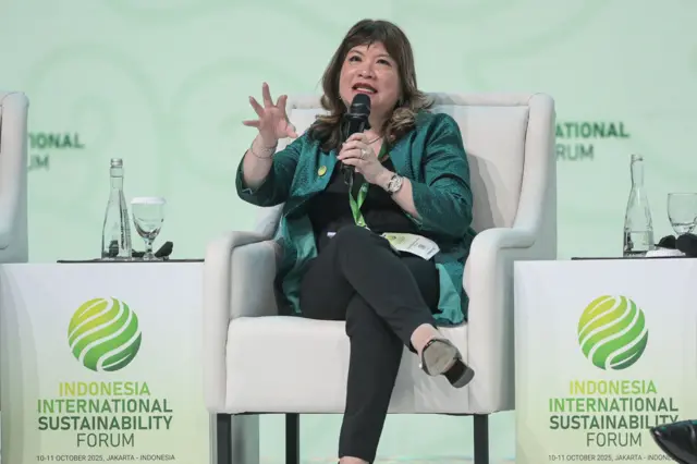 Direktur Sintesa Group dan Ketua Aliansi United Nations Global Investors for Sustainable Development (UN GISD) Shinta Kamdani menyampaikan paparan saat sesi panel pada Indonesia International Sustainability Forum (ISF) 2025 di Jakarta International Convention Center (JICC) Senayan, Jakarta, Sabtu (11/10/2025). Diskusi tersebut membahas Program Akselerasi Pekerjaan dan Keterampilan Indonesia. ANTARA FOTO/Sulthony Hasanuddin/sgd
