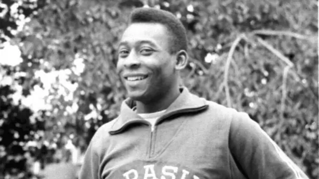 Trzykrotny mistrz świata Pelé na czarno-białym zdjęciu z 1966 r.