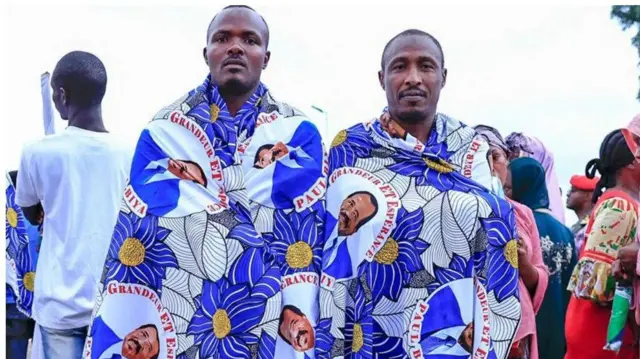 Aworan awọn ọkunrin to da aṣọ ti wọn ya Paul Biya si lara