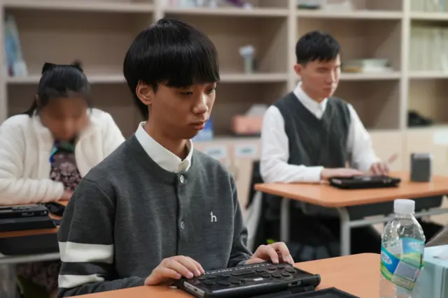수능을 6일 앞두고 점자정보단말기를 이용해 수업을 듣고 있는 한빛맹학교 오정원 군