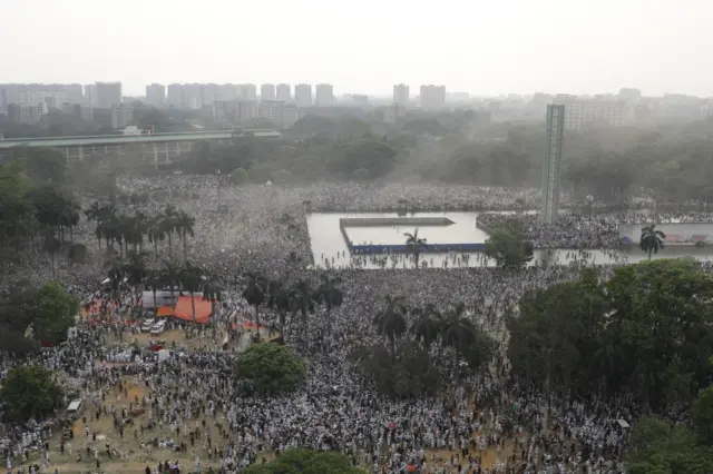 মিছিল নিয়ে রাজধানীর বিভিন্ন এলাকা থেকে সোহরাওয়ার্দী উদ্যানে আসে মানুষ