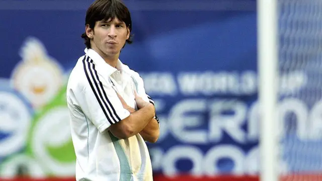 مسی که در شکست یکچهارم نهایی جام جهانی ۲۰۰۶ مقابل آلمان میزبان، تازه نوزده سالش شده بود، روی نیمکت آرژانتین بود و فرصت ورود به زمین مسابقه را نیافت