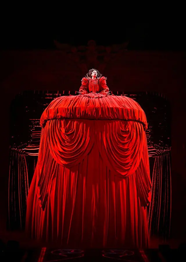 Леди Гага в многоуровневом красном платье