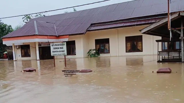 Situasi banjir di Aceh Barat akibat luapan Kruen Woyla pada Kamis (27/11). 