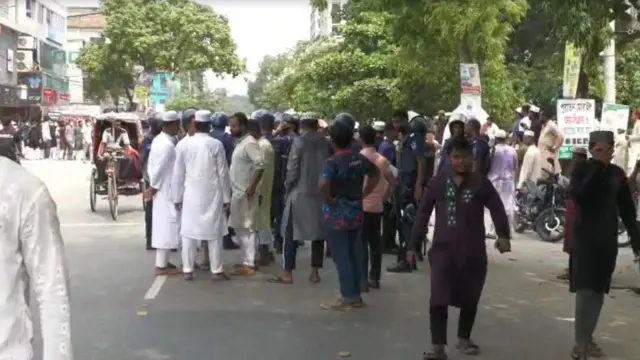 এই ঘটনার পর ঝিনাইদহ শহরের গুরুত্বপূর্ণ পয়েন্টে বাড়তি পুলিশ মোতায়েন করা হয়