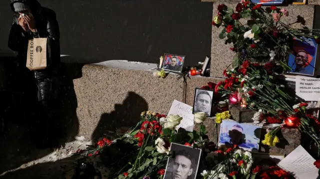 St. Petersburg şehrinde de Navalni için çiçekler bırakıldı