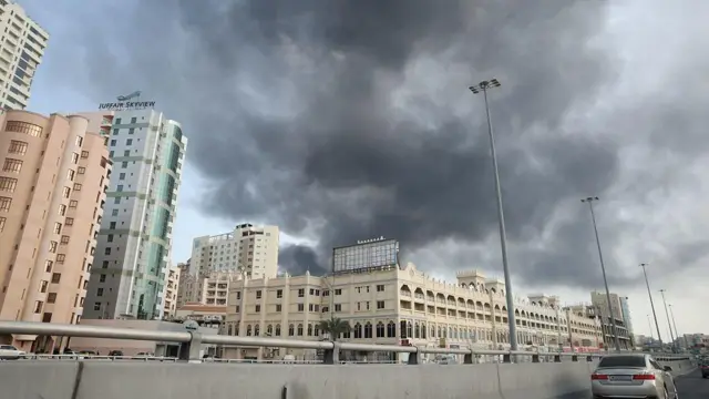 پس از آنکه ايران در پاسخ به حملات امريکا و اسرائيل، حملهای موشکی را عليه مقر ناوگان پنجم نيروی دريايی امريکا در بحرين انجام داد، دود از محل برخاست.