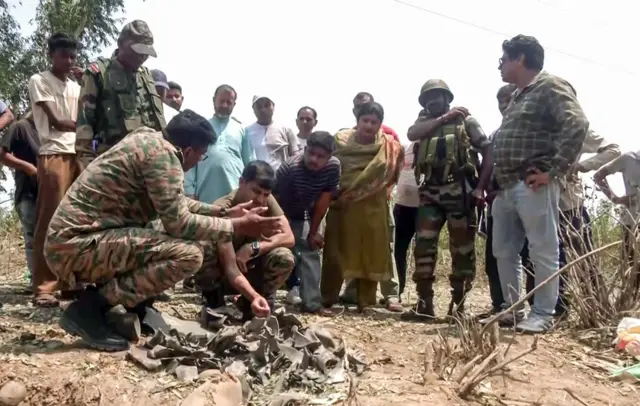 पाकिस्तानच्या हल्ल्यानंतर कांगडामधील दमताल गावात पडलेल्या अवशेषांची पाहणी करताना लष्कराचे अधिकारी.