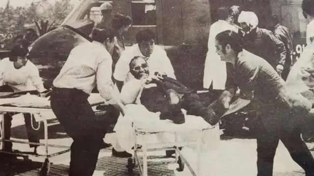 72 gün sonra kurtarılanlardan biri hastaneye kaldırılıyor