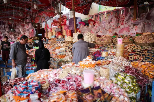 مصريون يتسوقون في أحد شوادر بيع حلوى المولد في القاهرة، مصر، في 18 نوفمبر/تشرين الثاني 2018.