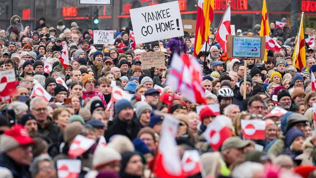 Протестующие на городской площади во время акции в поддержку Гренландии 17 января 2026 года в Копенгагене, Дания.