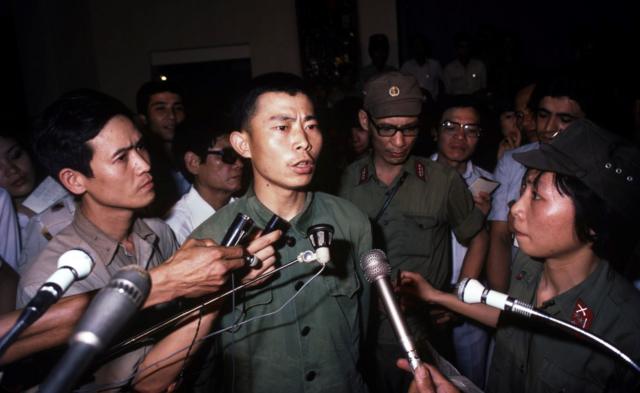 Tù binh Trung Quốc trả lời báo chí tại Lạng Sơn vào tháng 4/1984
