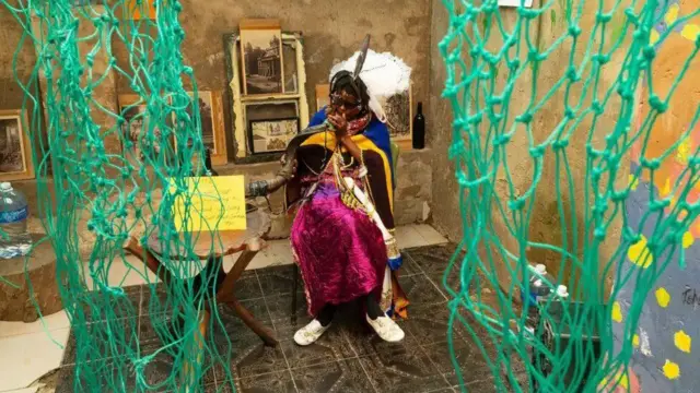 A ranar Laraba ne aka ƙawata wani yanki a birnin Alexandra da ke Afrika ta Kudu da kayan adon da aka samar ta hanyar amfani da shara don tsaftace kogi.