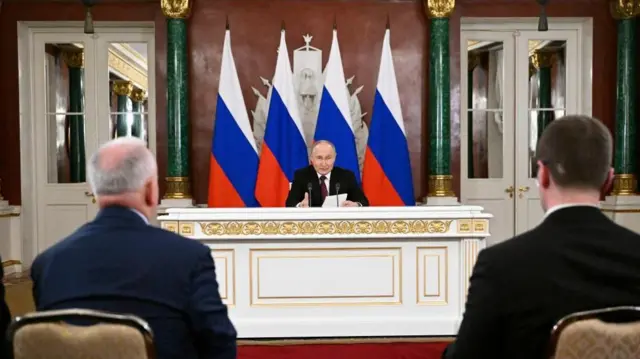 記者団を前に停戦案を発表したプーチン大統領（11日午前1時過ぎ、ロシア大統領府）