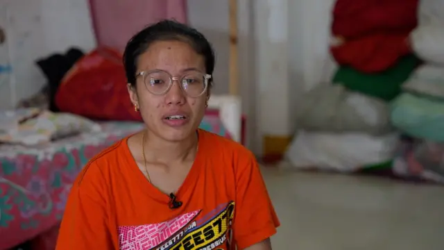 मोनिका और उनके परिवार से हमारी मुलाक़ात बिष्णुपुर के पास एक राहत शिविर में हुई