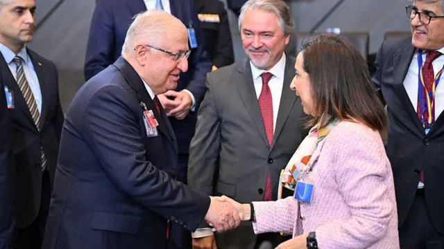 Yaşar Güler İspanyol kadın bakanla el sıkışıyor, arkada başka bakanlar da onlara bakıyor