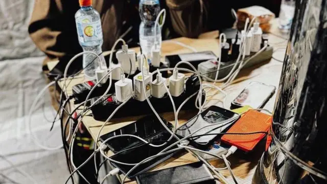 Розетка з багатьма кабелями