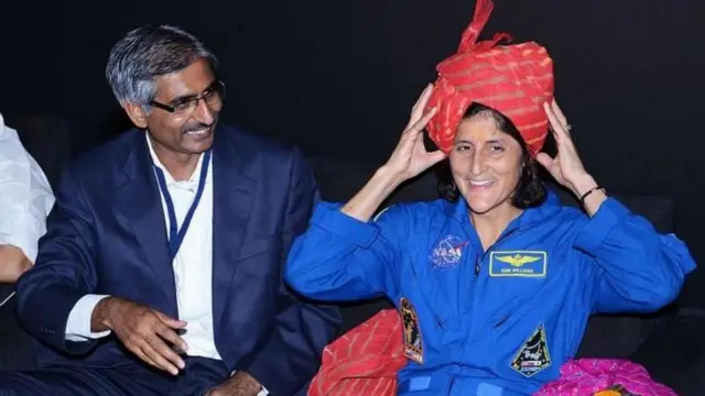 సునీతా విలియమ్స్ 2013లో అహ్మదాబాద్లోని గుజరాత్ సైన్స్ సిటీని సందర్శించారు.