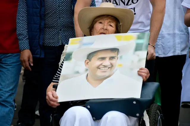 Женщина с портретом мэра Уруапана Карлоса Мансо