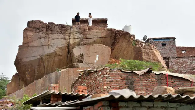 फ़रीदाबाद में अरावली पहाड़ियों पर बसी अवैध बस्ती को 2021 में सुप्रीम कोर्ट के आदेश पर हटाया गया था (फ़ाइल फ़ोटो)