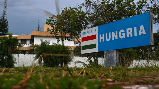 Foto mostra fachada da embaixada da Hungria